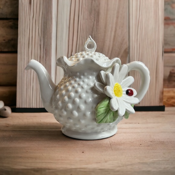 Tea Pot Vintage White Hobnail Daisy Ceramic w/ Lid Ladybug Decorative 3D Floral - Picture 2 of 9